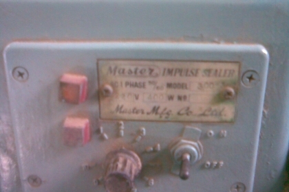 เครื่องติดกาวร้อนสภาพพร้อมใช้งานครับ  เป็นตัวติดกาวร้อนของถุงครับ  ขนาดความสูงประมาณ เมตรกว่า ครับ