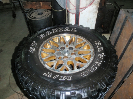 ขายแม็กเดิมติดรถ jeep xj พร้อมยาง ดอกมัด 31x10.5x15 ปี12 สภาพยางสวยๆ เลยครับ ขาย  9500