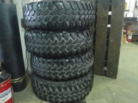 ขายแม็กเดิมติดรถ jeep xj พร้อมยาง ดอกมัด 31x10.5x15 ปี12 สภาพยางสวยๆ เลยครับ ขาย  9500