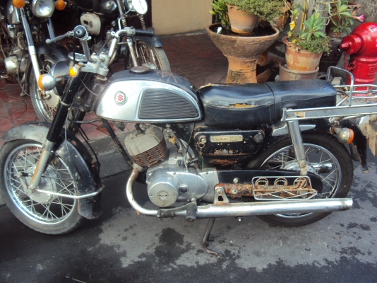 ขายซูซูกิk125มีทะเบียนชุดโอนสวยทองขาวสนใจติดต่อสรกฤช091-8892274