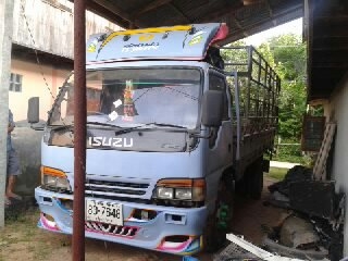 ขายหกล้อ ISUZU ปี40ฝาขาวNPR120แรงรถห้างแท้ยาว4.30เมตรสภาพสวยเดิมๆ