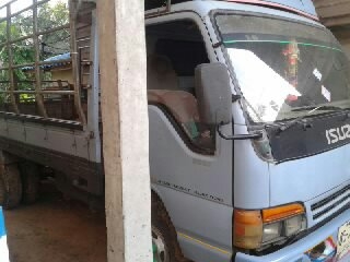 ขายหกล้อ ISUZU ปี40ฝาขาวNPR120แรงรถห้างแท้ยาว4.30เมตรสภาพสวยเดิมๆ