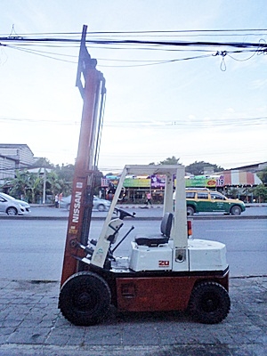 ขายรถยกนิสสัน 2 ตัน   เครื่องดีเซล  กระบอกคู่ เสาสูง 3 เมตร   พวงมาลัยเพาเว่อร์  สีเดิมจากนอก นำเข้าจากญี่ปุ่น ใช้งานได้ทันที