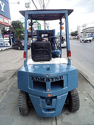 ขายรถยกโคมัสสึ 2 ตัน เครื่องดีเซลอีซูซุ เกียร์ออโต้ เสาต่ำ กระบอกคู่  เสาสูง 3.6 เมตร  พวงมาลัยเพาเว่อร์  สีเดิมจากนอก นำเข้าจากญี่ปุ่น ใช้งานได้ทันที