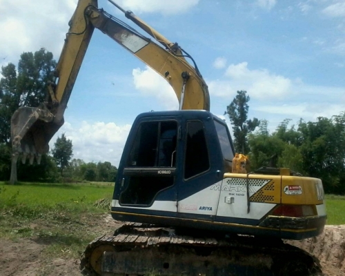 KOBELCO MARK III SK-120 ขายคู่กันกับ รถหางปลาสิบล้อเพลาเดียว ISUZU TX 168 HP EH700 มีเล่มทะเบียนแต่ชุดโอนไม่มี รถแบ็คโฮรเป็นเอกสารสัญญาซื้อขาย พร้อมใช้งานได้ดีทั้งคู่ครับ รถแบ็คโฮรเครื่องเดิมปั๊มเดิมทำงานดีไม่โหลด ช่วงล่างประมาณ 60\% รถสิบล้อหางปลาวางหัว H