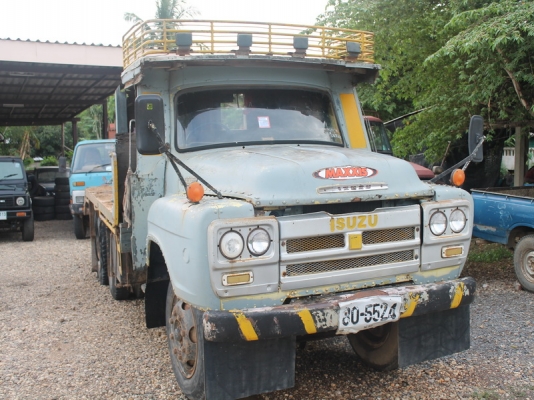 อีซูซุ 10 ล้อเพลาเดียว เครื่องดีวาง 6BB1 แซสซีเดิมกระบะท้ายลาดบรรทุกแบ็คโฮ120อยู่รถใช้งานอยู่จังหวัดน่านครับ