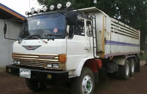 HINO F17 - 185 HP HO7C สิบล้อดั๊มพ์ 2 เพลา กระบะดั๊มพ์เหล็ก 12 ตันฝาข้างเหล็กแผ่นเรียบดั๊มพ์หน้าพระลาน เครื่องแน่นแรงดี มีสโลว์ครบพร้อม ภายในเก๋งคอนโซลสวย พวงมาลัยเพาเวอร์ ระบบเบรคทริ๊ปฟี้ ช่วงล่างคัชซีไม่มีแตกไม่มีบวม ยางสภาพดี 10 เส้นประมาณ 70\% พร้อมบรร