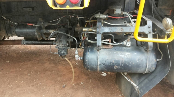HINO F17 - 185 HP HO7C สิบล้อดั๊มพ์ 2 เพลา กระบะดั๊มพ์เหล็ก 12 ตันฝาข้างเหล็กแผ่นเรียบดั๊มพ์หน้าพระลาน เครื่องแน่นแรงดี มีสโลว์ครบพร้อม ภายในเก๋งคอนโซลสวย พวงมาลัยเพาเวอร์ ระบบเบรคทริ๊ปฟี้ ช่วงล่างคัชซีไม่มีแตกไม่มีบวม ยางสภาพดี 10 เส้นประมาณ 70\% พร้อมบรร HINO F17 - 185 HP HO7C สิบล้อดั๊มพ์ 2 เพลา กระบะดั๊มพ์เหล็ก 12 ตันฝาข้างเหล็กแผ่นเรียบดั๊มพ์หน้าพระลาน เครื่องแน่นแรงดี มีสโลว์ครบพร้อม ภายในเก๋งคอนโซลสวย พวงมาลัยเพาเวอร์ ระบบเบรคทริ๊ปฟี้ ช่วงล่างคัชซีไม่มีแตกไม่มีบวม ยางสภาพดี 10 เส้นประมาณ 70\% พร้อมบรร