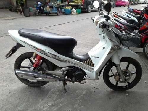 Wave 125 i ปี 53 รถบ้าน เดิมๆ เครื่องแน่นๆ หลุดจำนำ ไม่มีเล่ม แต่มีสำเนาหน้าเล่ม และสัญญาซื้อขายให้ เหมาะสำหรับใช้งานตจว. หรือขายต่อ คุ้มแน่นอนจ้า ราคาต่อรองกันได้