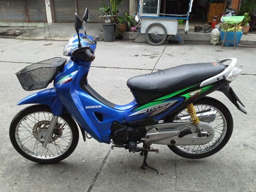wave 125 ปี 46 สีน้ำเงิน รถสวยตั้งขายได้เลย สภาพเดิมๆ  เครื่องแน่น ไม่หลวม ไม่มีควันขาว  มีเล่มพร้อม ราคานี้คุ้มมาก