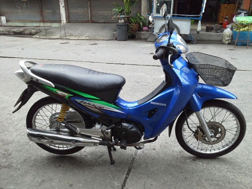 wave 125 ปี 46 สีน้ำเงิน รถสวยตั้งขายได้เลย สภาพเดิมๆ  เครื่องแน่น ไม่หลวม ไม่มีควันขาว  มีเล่มพร้อม ราคานี้คุ้มมาก