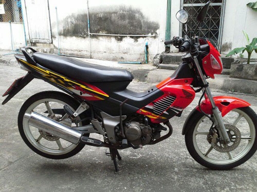 SONIC  ปี46 ไมล์ขาว สีแดงดำ สตาร์ทมือ ล้อแม็คขาว เครื่องดี เอกสารครบ  ชุดสีสดเครื่องเดิมทุกชิ้น ท้าให้มาลองขับค่ะ