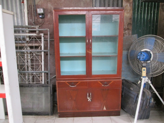 ตู้ไม่สักเก่า  กระจกแตก 1 บานด้านหน้า  สภาพดีครับ  ขายถูกๆๆ