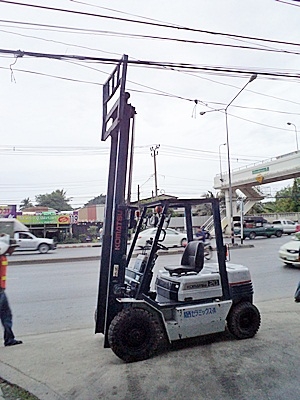 ขายรถยกโคมัสสึ 2 ตัน รุ่น11 เครื่องเบนซิน กระบอกคู่  เสาสูง 3 เมตร  พวงมาลัยเพาเว่อร์  สีเดิมจากนอก นำเข้าจากญี่ปุ่น ใช้งานได้ทันที