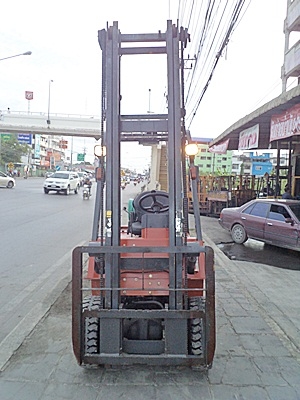 ขายรถยกนิสสัน 1.5 ตัน รุ่นใหม่  เครื่องเบนซิน เกียร์ออโต้ ( 2 ระบบ น้ำมัน-แก๊สนอก)  กระบอกคู่   เสาสูง 4.5 เมตร ยางตันใหม่  พวงมาลัยเพาเว่อร์  สีเดิมจากนอก นำเข้าจากญี่ปุ่น ใช้งานได้ทันที