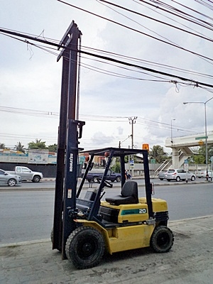 (ขายถูกเพื่อเลิกกิจการ) ขายรถยกโคมัสสึ 2 ตัน รุ่น11 เครื่องเบนซิน กระบอกคู่  เสาสูง 4 เมตร  พวงมาลัยเพาเว่อร์  สีเดิมจากนอก นำเข้าจากญี่ปุ่น ใช้งานได้ทันที