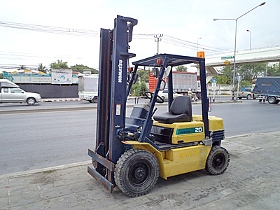 (ขายถูกเพื่อเลิกกิจการ) ขายรถยกโคมัสสึ 2 ตัน รุ่น11 เครื่องเบนซิน กระบอกคู่  เสาสูง 4 เมตร  พวงมาลัยเพาเว่อร์  สีเดิมจากนอก นำเข้าจากญี่ปุ่น ใช้งานได้ทันที