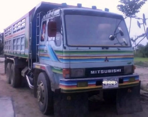 MITSUBISHI FUSO FN527 TURBO 220 HP 6D16 TF3321 สิบล้อดั๊มพ์ 2 เพลา กระบะดั๊มพ์เหล็ก 12 ตันของ KAC เครื่องแห้งแรงดี เกียร์อีตั้น หัวเก๋งแล็ปลายอย่างสวยสีสันบางเดิมๆภายในเก๋งคอนโซลสวยครบพร้อม แอร์เย็น พวงมาลัยเพาเวอร์ ระบบเบรคทริ๊ปฟี้ ช่วงล่างคัชซีสวยไม่มีแ