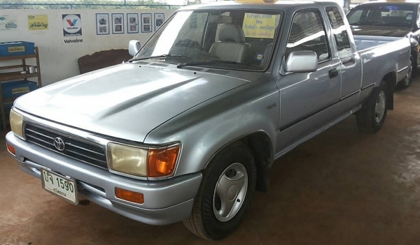 TOYOTA HILUX MIGHTY-X EXTRACAB GL 2.5 MT ปี 40 รถสวยบางเดิมๆทั้งคัน โปร่งหน้าหลังแล้ว เครื่องแห้งแรงดีไม่มีเยิ้ม ภายในคอนโซลสวย พวงมาลัยธรรมดา ช่วงล่างคัชซีสวยเดิมมาก ยางสภาพดี 4 เส้นประมาณ 70\% พร้อมใช้งาน เอกสารทะเบียนภาษีครบพร้อมโอน ราคาต่อรองได้ครับ