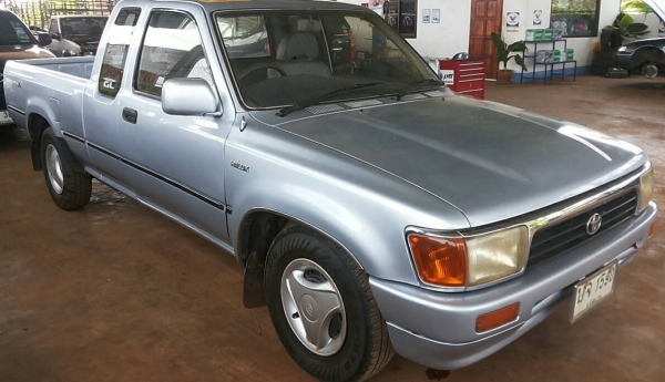 TOYOTA HILUX MIGHTY-X EXTRACAB GL 2.5 MT ปี 40 รถสวยบางเดิมๆทั้งคัน โปร่งหน้าหลังแล้ว เครื่องแห้งแรงดีไม่มีเยิ้ม ภายในคอนโซลสวย พวงมาลัยธรรมดา ช่วงล่างคัชซีสวยเดิมมาก ยางสภาพดี 4 เส้นประมาณ 70\% พร้อมใช้งาน เอกสารทะเบียนภาษีครบพร้อมโอน ราคาต่อรองได้ครับ