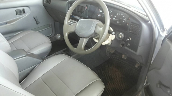 TOYOTA HILUX MIGHTY-X EXTRACAB GL 2.5 MT ปี 40 รถสวยบางเดิมๆทั้งคัน โปร่งหน้าหลังแล้ว เครื่องแห้งแรงดีไม่มีเยิ้ม ภายในคอนโซลสวย พวงมาลัยธรรมดา ช่วงล่างคัชซีสวยเดิมมาก ยางสภาพดี 4 เส้นประมาณ 70\% พร้อมใช้งาน เอกสารทะเบียนภาษีครบพร้อมโอน ราคาต่อรองได้ครับ