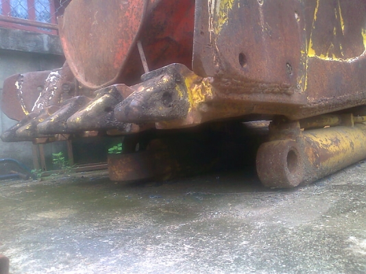 กระบูม 2 กระบอก กระบอกอาร์ม 1 กระบอก รวมทั้งหมด 3 กระบอก ของรถขุด KOMATSU PC200-2 ราคาต่อรองได้.