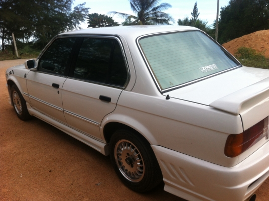 BMW 316i สีขาว