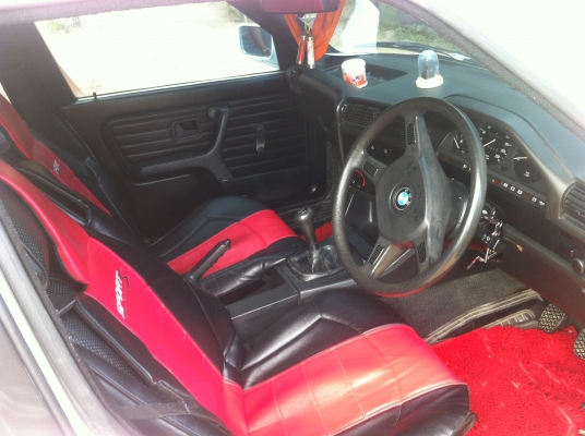 BMW 316i สีขาว