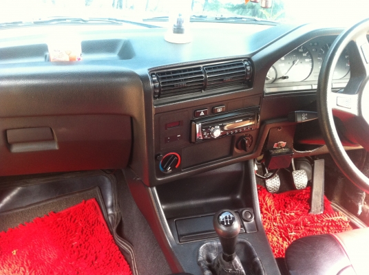 BMW 316i สีขาว