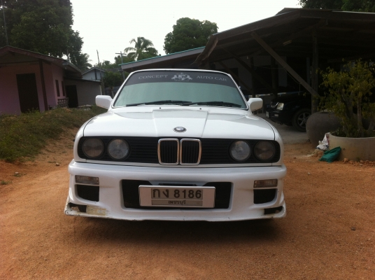 BMW 316i สีขาว