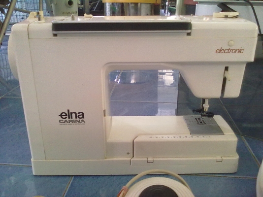 จักรเย็บผ้ายี่ห้อเอลน่า อุปกรณ์ครบพร้อมใช้งาน