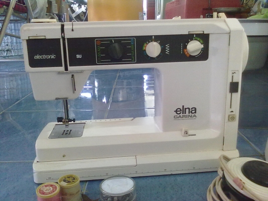 จักรเย็บผ้ายี่ห้อเอลน่า อุปกรณ์ครบพร้อมใช้งาน