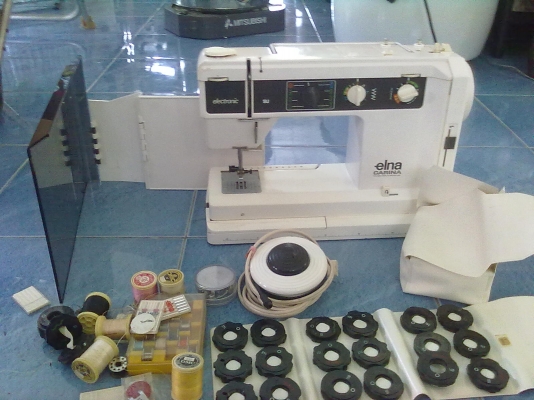 จักรเย็บผ้ายี่ห้อเอลน่า อุปกรณ์ครบพร้อมใช้งาน