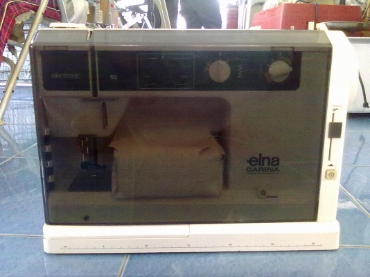 จักรเย็บผ้ายี่ห้อเอลน่า อุปกรณ์ครบพร้อมใช้งาน