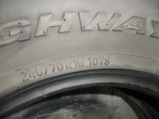 ยาง 245/70R16 สวยๆ 4 เส้น ราคา 2400 บาท