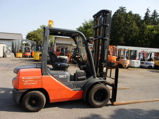 ขายรถยกยี่ห้อ Toyota รุ่น8 ขนาด 3 ตัน เสาสูง 4.5 เมตร