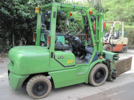 รถยกยี่ห้อ Komatsu 3 ตัน พร้อมตัวหนีบ และระบบ LPG จากญี่ปุ่น