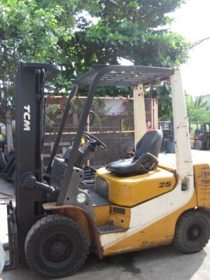 รถยกยี่ห้อ TCM 2.5 ตัน เครื่องดีเซลพร้อมฟลูฟรีเข้าตู้ได้จากญี่ปุ่น