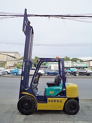 ขายรถยกโคมัสสึ 2.5 ตัน รุ่น12 เครื่องเบนซิน กระบอกคู่  เสาสูง 3 เมตร  ยางตันใหม่ พวงมาลัยเพาเว่อร์  สีเดิมจากนอก นำเข้าจากญี่ปุ่น ใช้งานได้ทันที