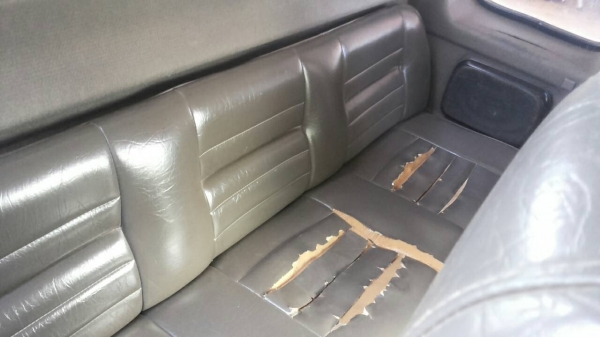 ISUZU TFR มังกรทอง SPACECAB 2.5 MT ปี 33 รถสวยสีสันบางเดิมๆไม่เคยมีอุบัติเหตุหนักเลยครับ เครื่องแน่นแรงดีไม่มีเยิ้ม ภายในเก๋งคอนโซลสวยครบ แอร์ พวงมาลัยธรรมดา กระบะไม่มีผุกร่อนสภาพดี ช่วงล่างคัชซีสวยไม่ผุไม่ดาม ยางสภาพดี 4 เส้นประมาณ 70\% พร้อมใช้งาน เอกสาร