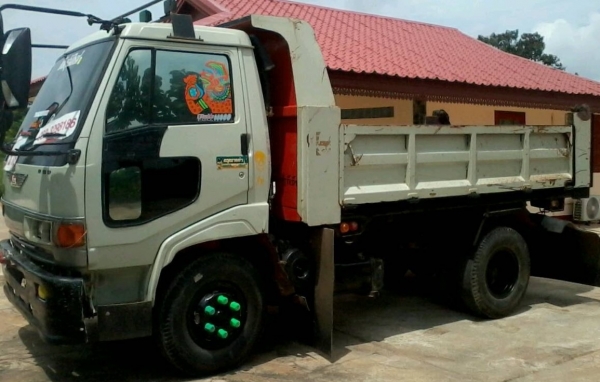 HINO FC 3H - 145 HP WO6D หกล้อดั๊มพ์ กระบะดั๊มพ์เหล็ก 4 ตันความยาว 3.60 เมตรสภาพสวย เครื่องแห้งแรงดี หัวเก๋งสีสันบางเดิมๆภายในคอนโซลสวย พวงมาลัยเพาเวอร์ ช่วงล่างใหญ่คัชซีสวยไม่มีดาม F หน้าหลังแล้ว ยาง 8.25 ขอบ 16 สภาพดี 70\% พร้อมบรรทุกพร้อมใช้งาน เอกสารทะ