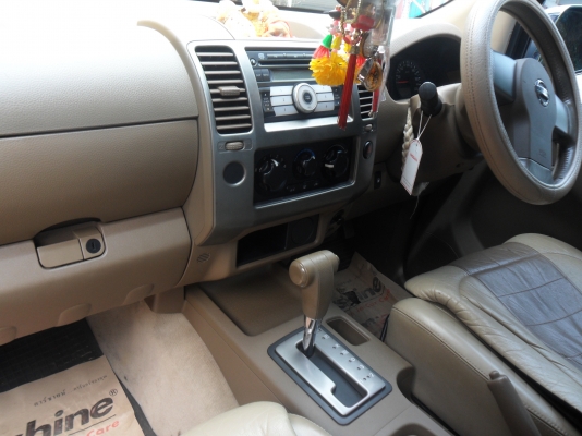 ขายรถสี่ประตู นิสัน นาวาล่า  รุ่นท๊อป เกียร์ออโต รถปี50  สีทองคับ