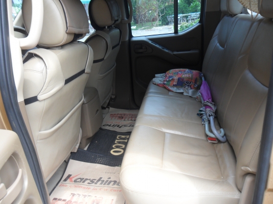 ขายรถสี่ประตู นิสัน นาวาล่า  รุ่นท๊อป เกียร์ออโต รถปี50  สีทองคับ