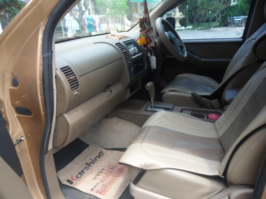 ขายรถสี่ประตู นิสัน นาวาล่า  รุ่นท๊อป เกียร์ออโต รถปี50  สีทองคับ