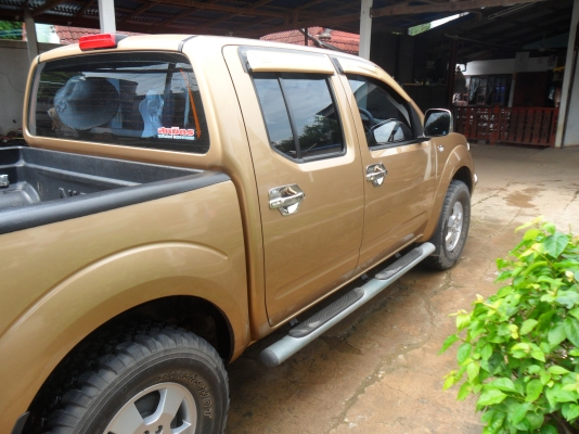 ขายรถสี่ประตู นิสัน นาวาล่า  รุ่นท๊อป เกียร์ออโต รถปี50  สีทองคับ