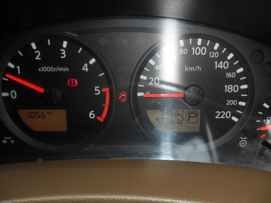 ขายรถสี่ประตู นิสัน นาวาล่า  รุ่นท๊อป เกียร์ออโต รถปี50  สีทองคับ