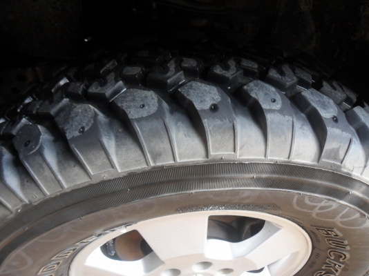 ขายรถสี่ประตู นิสัน นาวาล่า  รุ่นท๊อป เกียร์ออโต รถปี50  สีทองคับ