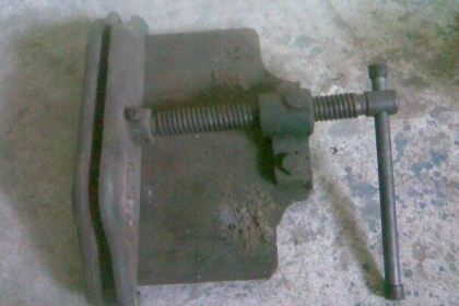 ปากกจับชิ้นงานนอกเก่าเก็บปากกจับชิ้นงานนอกเก่าเก็บ สภาพสวยๆครับเก่าเก็บสภาพเดิมๆครับปากสวยมากครับของนอกน่าจะเป็นญี่ปุ่นครับราคานี่คุ้มครับ