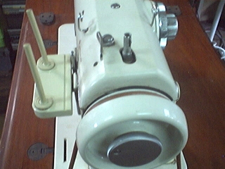 ขายจักรเย็บผ้ารุ่นเก่าทรงคลาสสิคสภาพดีพร้อมโต๊ะ