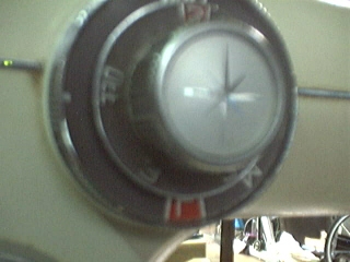 ขายจักรเย็บผ้ารุ่นเก่าทรงคลาสสิคสภาพดีพร้อมโต๊ะ